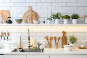 Los azulejos claros, especialmente los blancos, dan la sensación de que la cocina es más grande