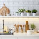 Los azulejos claros, especialmente los blancos, dan la sensación de que la cocina es más grande