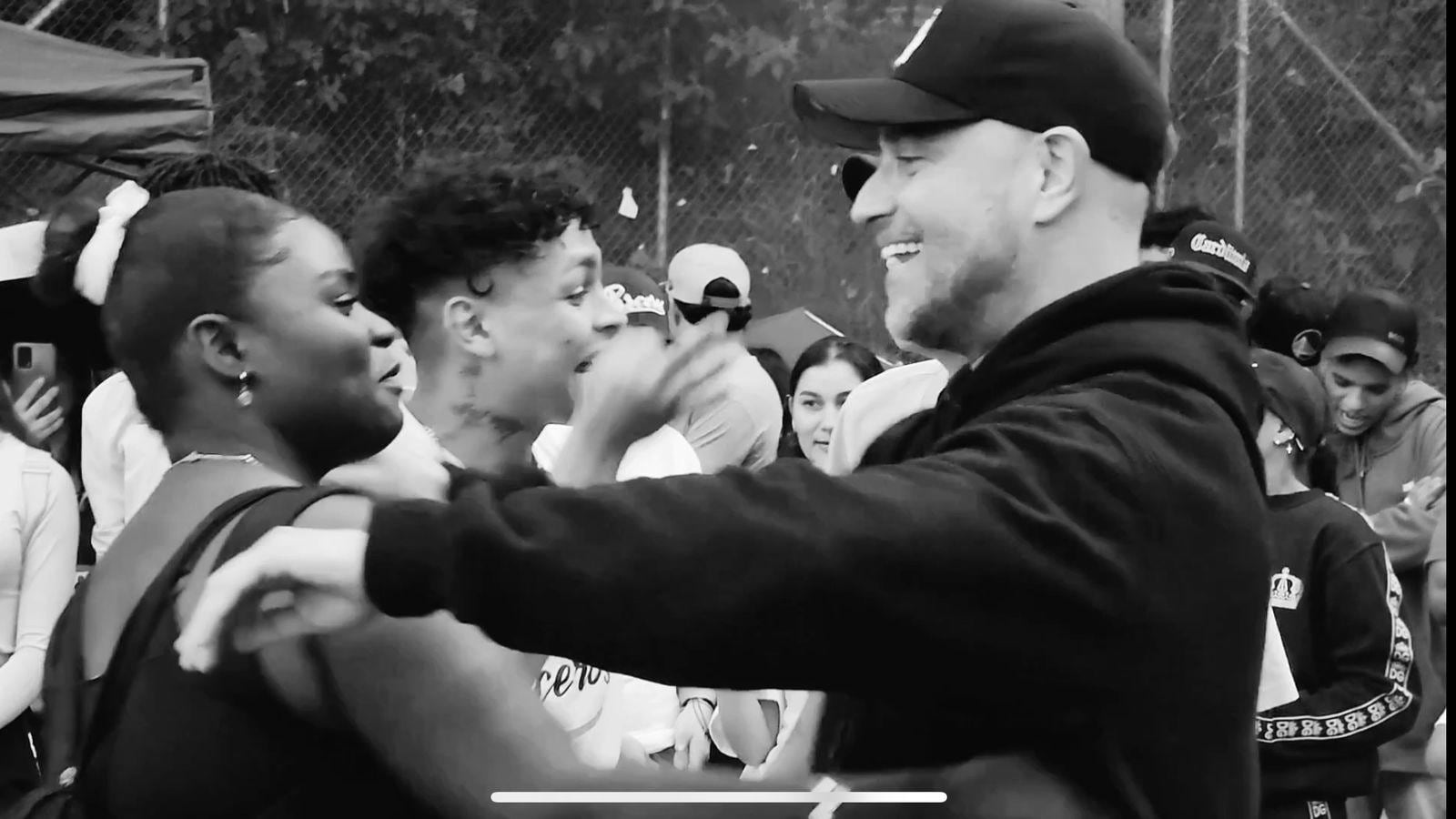 History Channel estrenará el 29 de abril en exclusiva para América Latina Parceros, un documental que pone la mirada sobre una de las realidades más complejas y urgentes de Colombia, la vida de miles de jóvenes que crecen en medio de la pobreza, la desigualdad y la violencia en las comunas de Medellín.