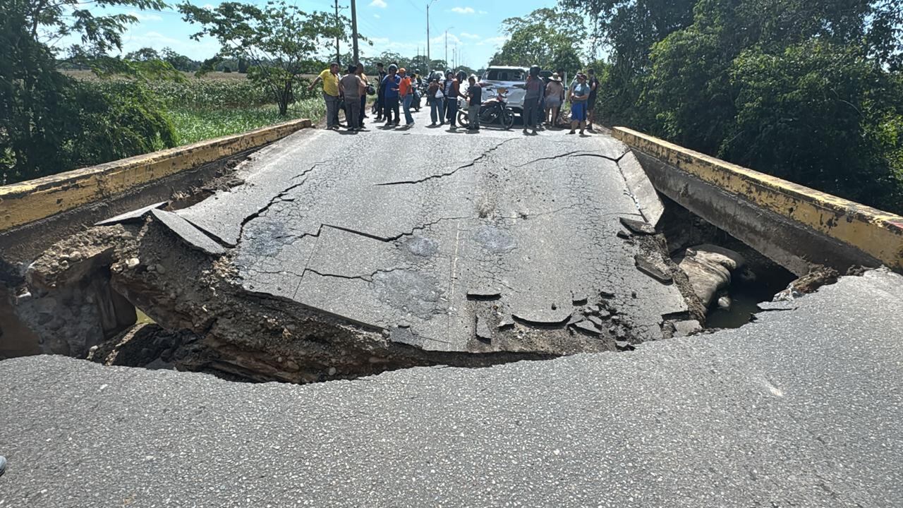 Puente entre Granada y San Juan de Arama, en el Meta, se hundió. Dos personas que iban en una camioneta sufrieron heridas.