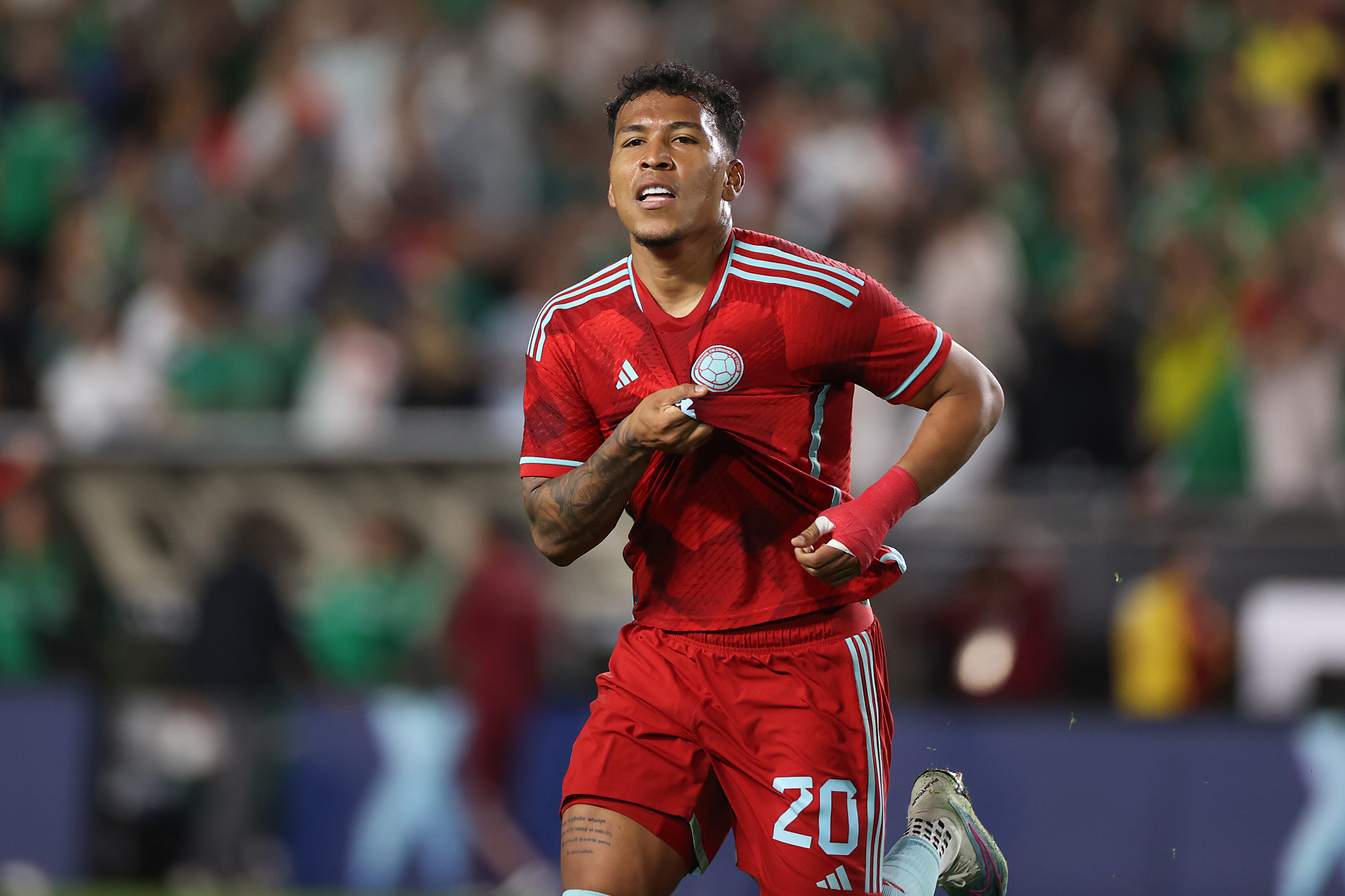 LOS ÁNGELES, CALIFORNIA - 16 DE DICIEMBRE: Roger Martínez # 20 de Colombia celebra luego de anotar el segundo gol de su equipo durante el partido amistoso internacional entre Colombia y México en Los Ángeles Memorial Coliseum el 16 de diciembre de 2023 en Los Ángeles, California. (Foto de Omar Vega/Getty Images)