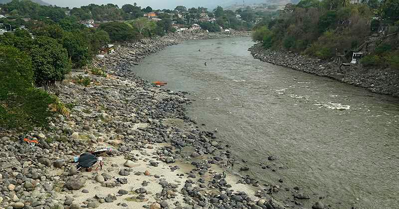 Vista del río Magdalena desde el puente que demarca la entrada a Honda (Tolima). Foto: Guillermo Torres/SEMANA