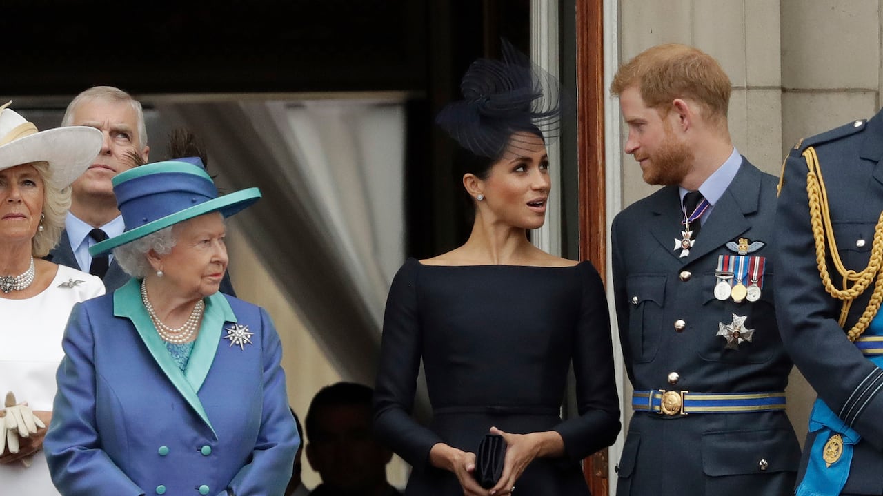 ARCHIVO - En esta foto de archivo del martes 10 de julio de 2018, la reina Isabel II de Gran Bretaña, Meghan la duquesa de Sussex y el príncipe Harry se paran en un balcón para ver pasar un avión de la Royal Air Force sobre el Palacio de Buckingham en Londres. (Foto AP / Matt Dunham, archivo)