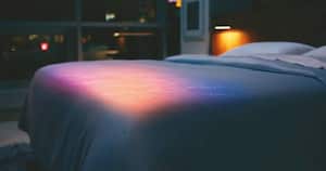 Cama inteligente (2017) La nueva 360 Smart Bed reconoce si el usuario está roncando y lo acomoda para que deje de hacerlo. Además, cuenta con un colchón autoajustable que se infla o desinfla según la posición en la que esté acostado, para brindarle un mejor sueño.