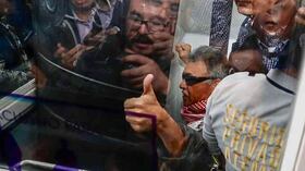 Fuertemente custodiado y rodeado de cámaras, Zeuxis Pausias Hernández Solarte, más conocido como Jesús Santrich, hizo su ingreso al complejo judicial de Paloquemao, en Bogotá. Este lunes se está llevando a cabo la audiencia de imputación de cargos por el presunto delito de concierto para delinquir con fines de narcotráfico. Santrich será acusado por la Fiscalía luego de haber sido capturado en la cárcel La Picota justo en el momento en que iba a darse su liberación. Foto: León Darío Peláez / SEMANA.