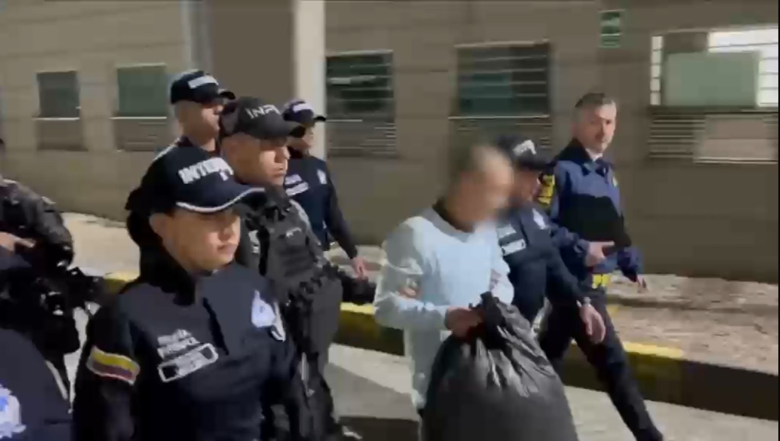 Policía de Colombia entrega a Chile a presunto integrante del Tren de Aragua.