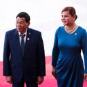 Presidente Rodrigo Duterte (L) y su hija Sara Duterte (Photo by - / AFP) / China OUT / TO GO WITH PHILIPPINES-POLITICS-VOTE-DUTERTE,PROFILE BY CECIL MORELLA AND ALLISON JACKSON