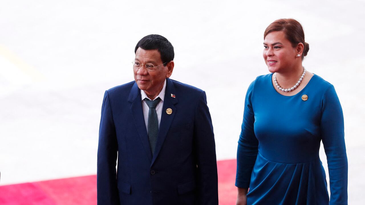 Presidente Rodrigo Duterte (L) y su hija Sara Duterte (Photo by - / AFP) / China OUT / TO GO WITH PHILIPPINES-POLITICS-VOTE-DUTERTE,PROFILE BY CECIL MORELLA AND ALLISON JACKSON