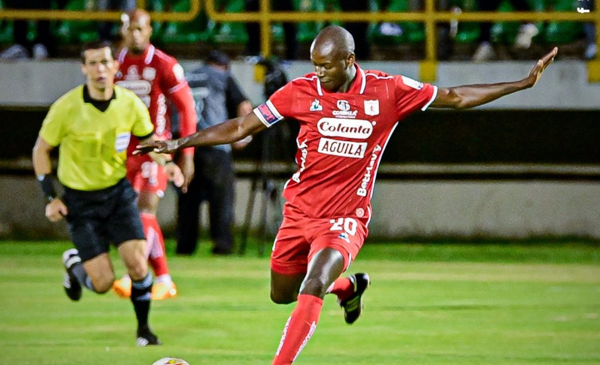 Adrián Ramos en el duelo con Boyacá Chicó.