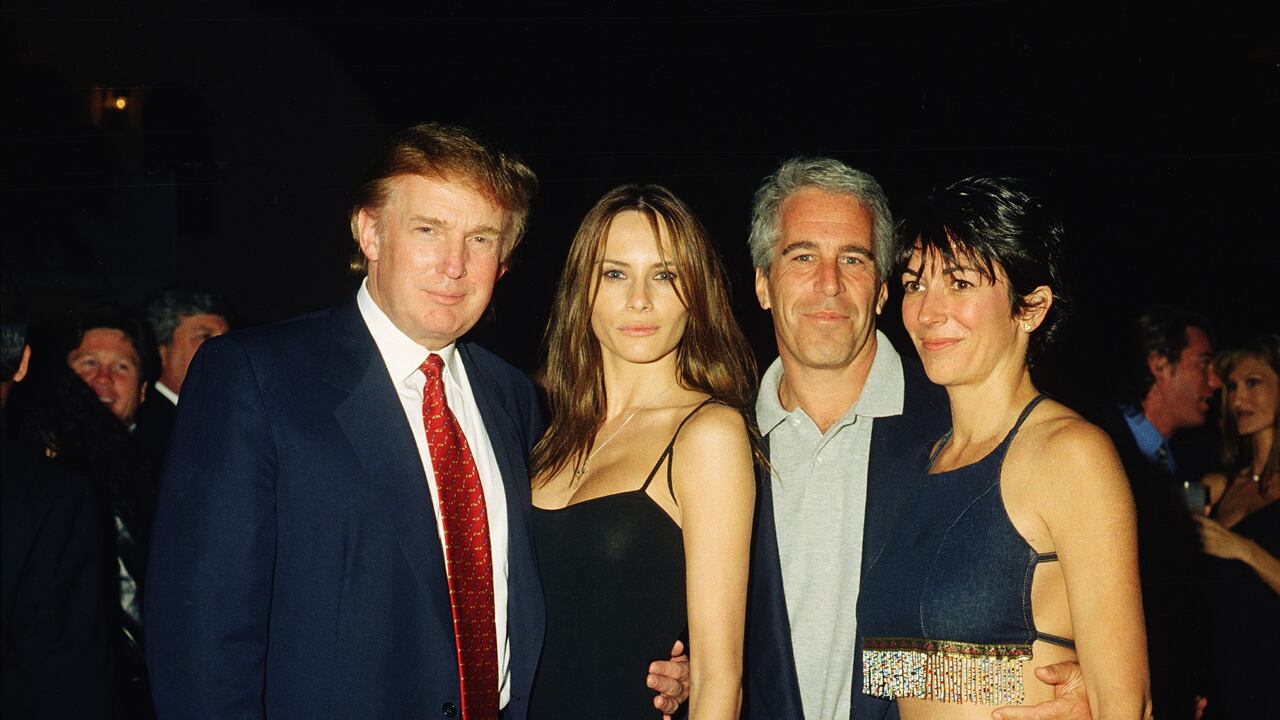 De izquierda a derecha: el promotor inmobiliario estadounidense Donald Trump y su novia (y futura esposa), la exmodelo Melania Knauss; el financiero (y futuro delincuente sexual convicto) Jeffrey Epstein; y la socialité británica Ghislaine Maxwell posan juntos en el club Mar-a-Lago, Palm Beach, Florida, el 12 de febrero de 2000.