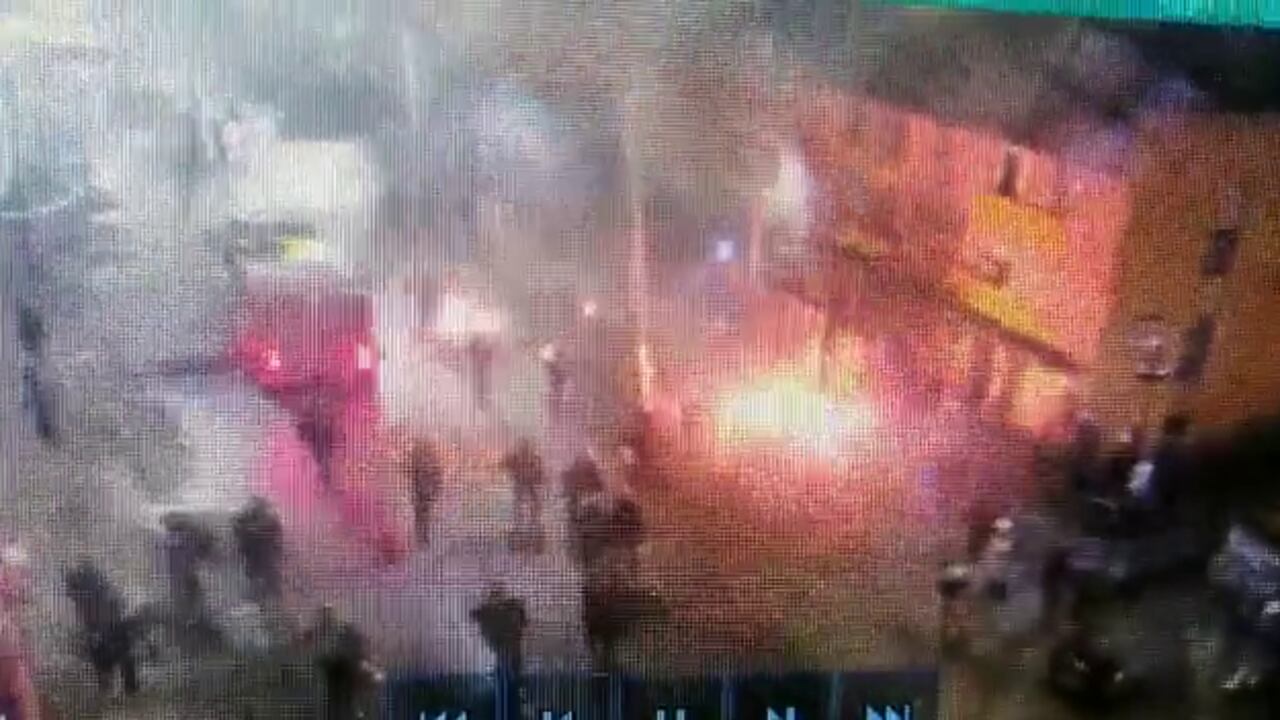 Noche de terror en Bogotá: ataques de vándalos con artefactos incendiarios quedaron en video.