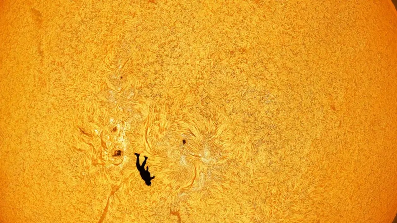El astrofotógrafo Andrew McCarthy instaló varios telescopios en el desierto de Arizona para capturar la imagen del paracaidista cruzando el disco solar.