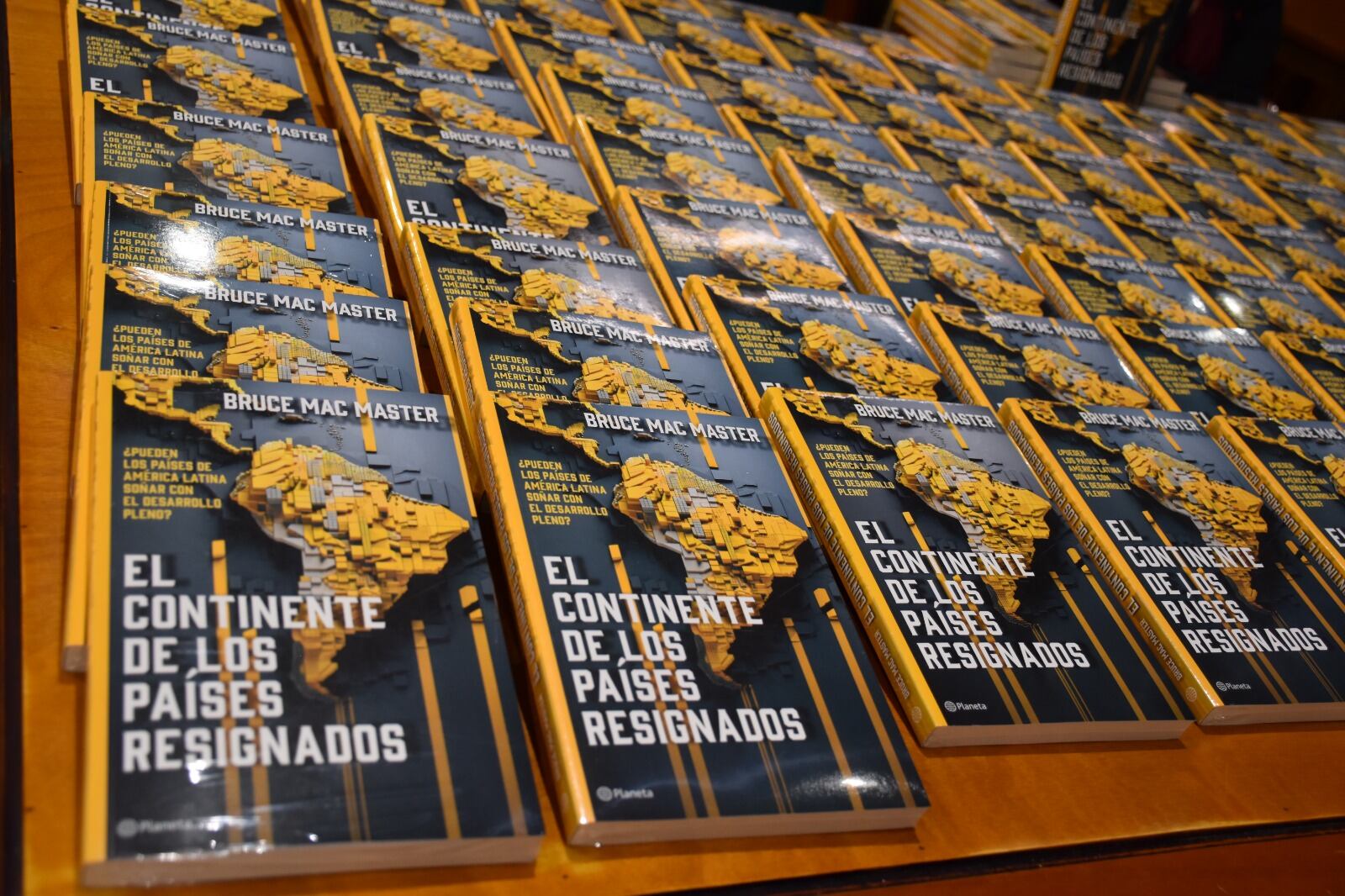 EL CONTINENTE DE LOS PAÍSES RESIGNADOS ¿Pueden los países de América Latina soñar con el desarrollo pleno? de Bruce Mac Master