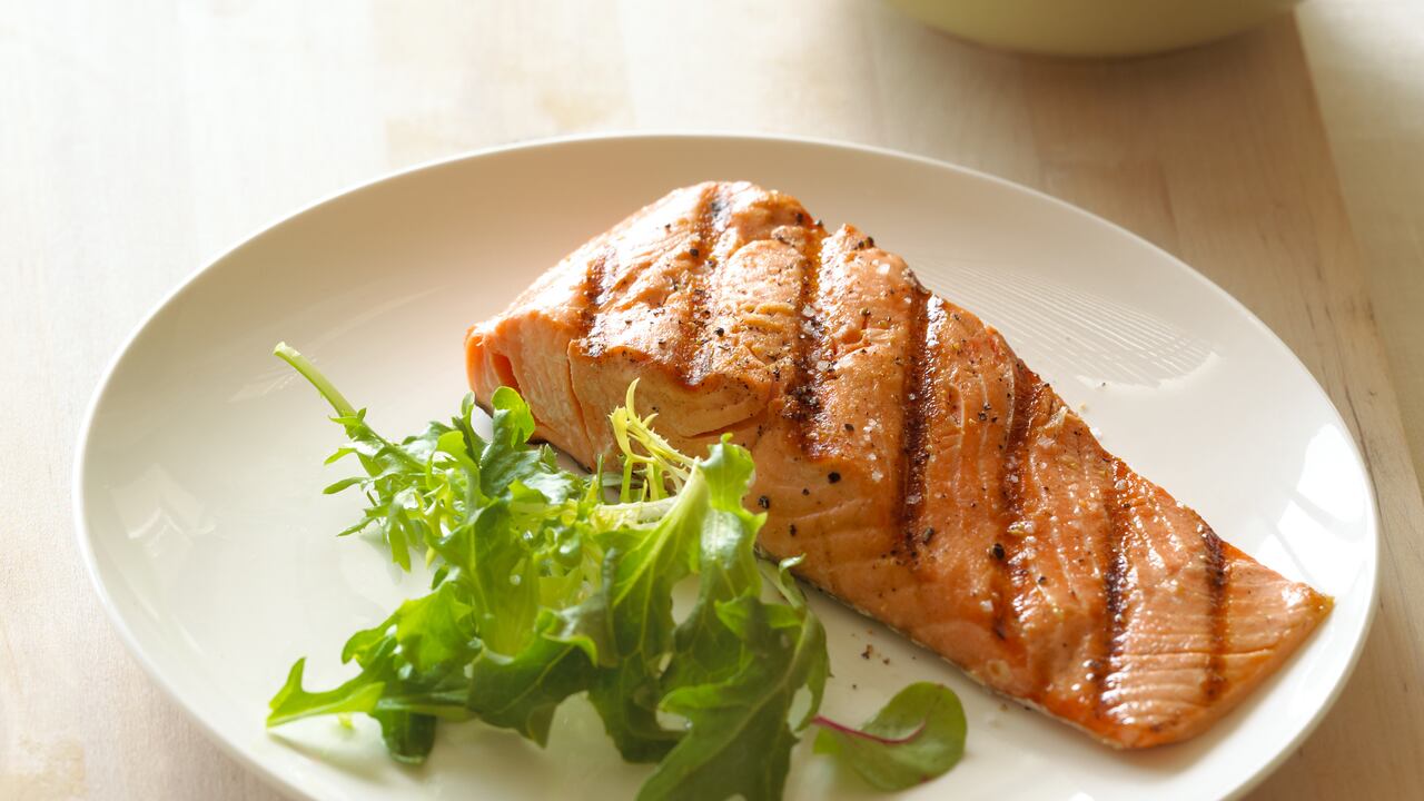 El salmón es uno de los alimentos con proteína que su consumo ayuda a bajar de peso.