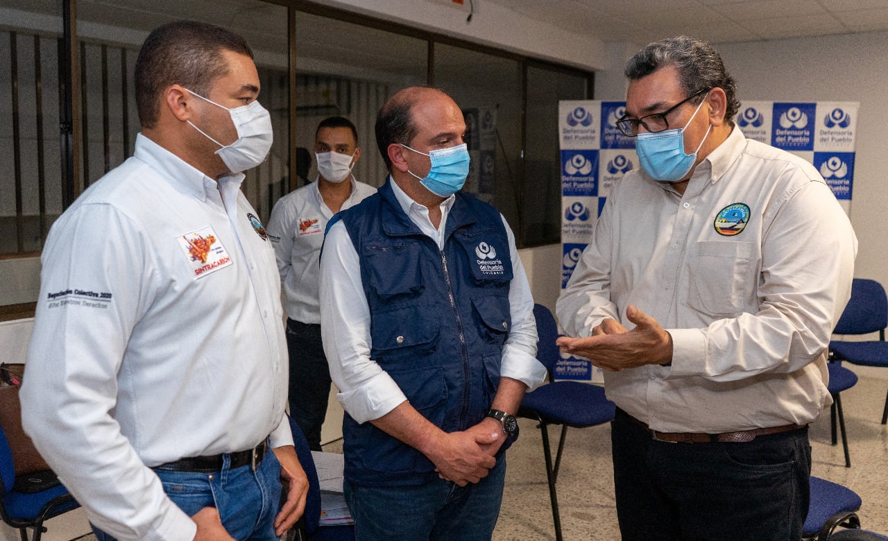 El defensor del pueblo, Carlos Camargo (centro), con los trabajadores del Cerrejón.
