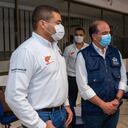 El defensor del pueblo, Carlos Camargo (centro), con los trabajadores del Cerrejón.