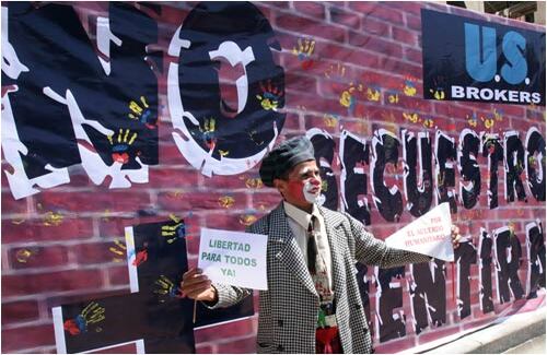 Escenas como estas también se vieron en Bogotá, donde en lugar del menú de almuerzo ejecutivo impreso en una hoja, los payasos que tradicionalmente promocionan los restaurantes llevaban consignas a favor de la libertad de los secuestrados. 