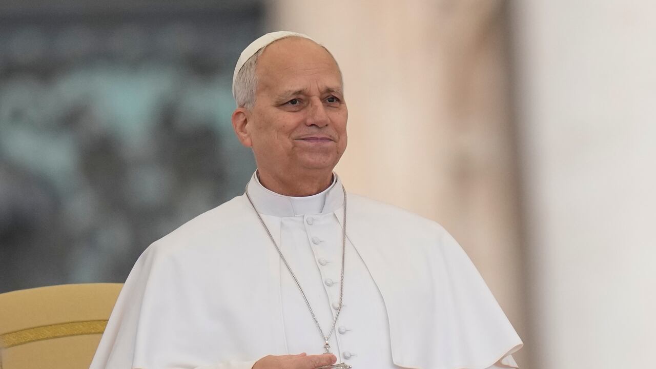El papa León XIV celebra su audiencia general semanal en la Plaza de San Pedro, en el Vaticano.