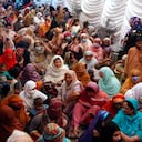 Las mujeres esperan recibir asistencia alimentaria para el próximo mes de ayuno musulmán del Ramadán, en Lahore, Pakistán. Los musulmanes se enfrentan a su segundo Ramadán a la sombra de la pandemia. Muchos países de mayoría musulmana se han visto afectados por una intensa ola de nuevos coronavirus. Si bien algunos países impusieron nuevas restricciones al Ramadán, existe una gran preocupación de que los rituales del mes puedan avivar un nuevo aumento. Foto: AP / K.M. Chaudary.
