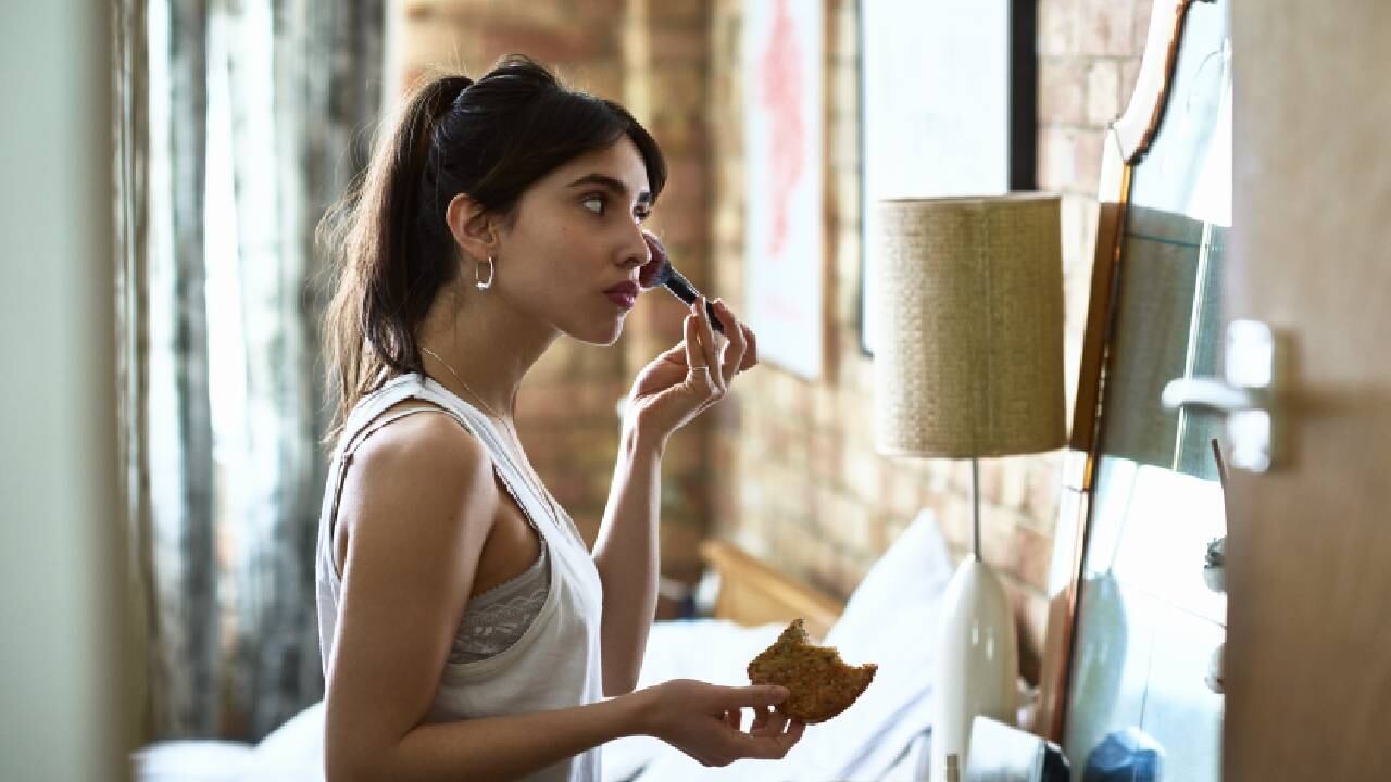 Abusar de algunos estilos de maquillaje puede generar envejecimiento en el aspecto del rostro. Foto GettyImages