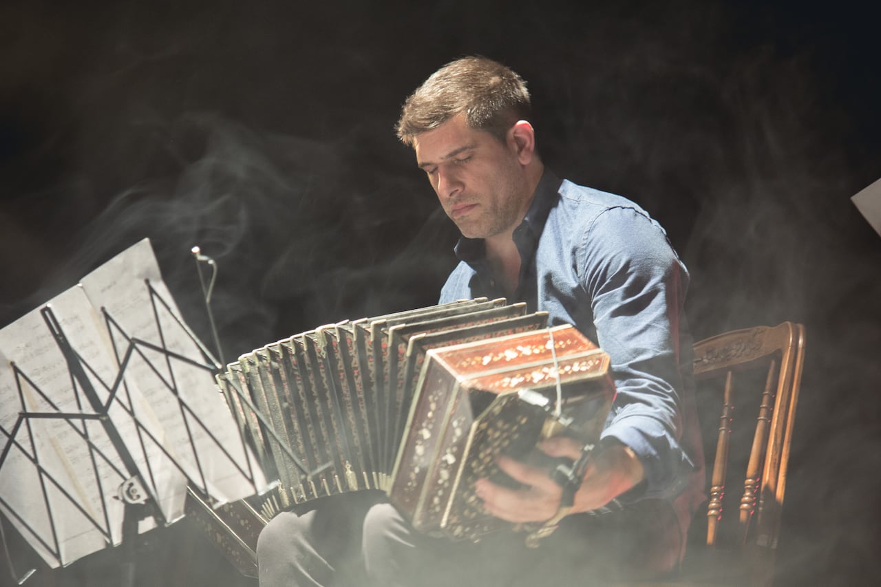 Daniel Ruggiero es un bandoneonista y compositor argentino, especializado en combinar la rica tradición del tango con nuevas perspectivas contemporáneas.