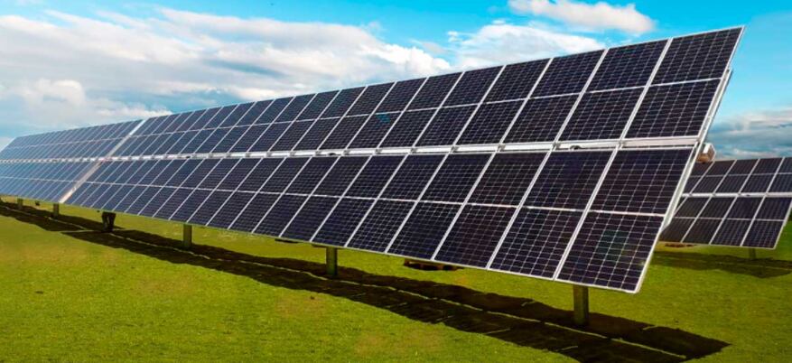 Paneles solares en Puerto Salgar, sede de la Fuerza Aérea Colombiana.