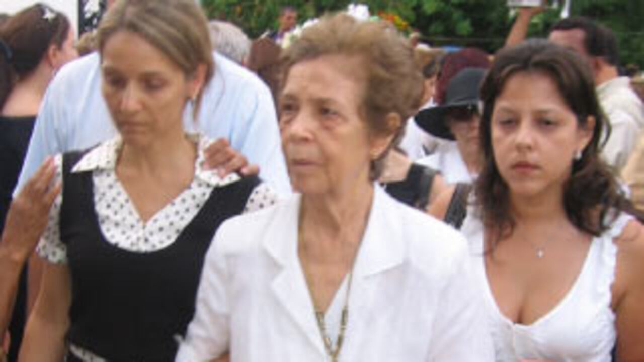 La familia Vives Lacouture asegura que más de un centenar de sus familiares de apellido Lacouture o Dangond han sido secuestrados en los últimos años, especialmente en Cesar y La Guajira. A la izquierda, doña Rosita Lacouture de Vives, quien ya ha perdido dos hijos por la violencia: Mauricio y José Benito