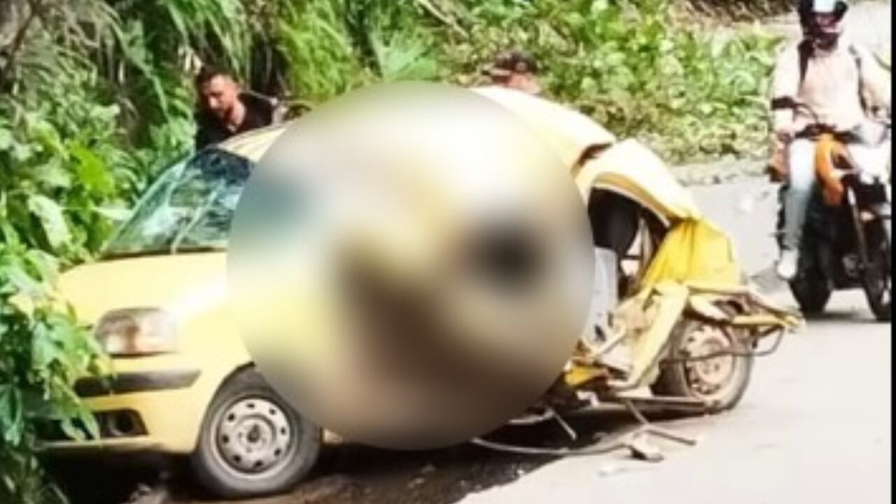 Las rocas cayeron sobre la parte izquierda del taxi.