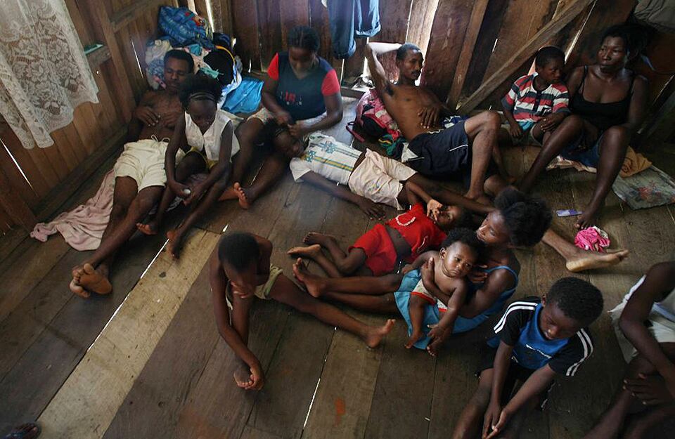 Un grupo de desplazados descansan en las instalaciones de una escuela en la población de El Charco en Nariño. En Abril 21 de 2007, cerca de 2000 personas llegaron desplazados de lugares aledaños. (Foto: William Fernando Martínez)