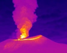 Registro de la cámara IR Mina ubicada a 2,2 km en dirección norte del volcán Puracé. Columna de gases y ceniza registrada a las 9:26 p. m. del 30 de noviembre de 2025, con una altura mínima estimada de 700 m sobre la cima del volcán Puracé.