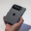 Mark Gurman reveló qué función estaría probando Apple para su próximo teléfono plegable.