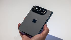 Mark Gurman reveló qué función estaría probando Apple para su próximo teléfono plegable.