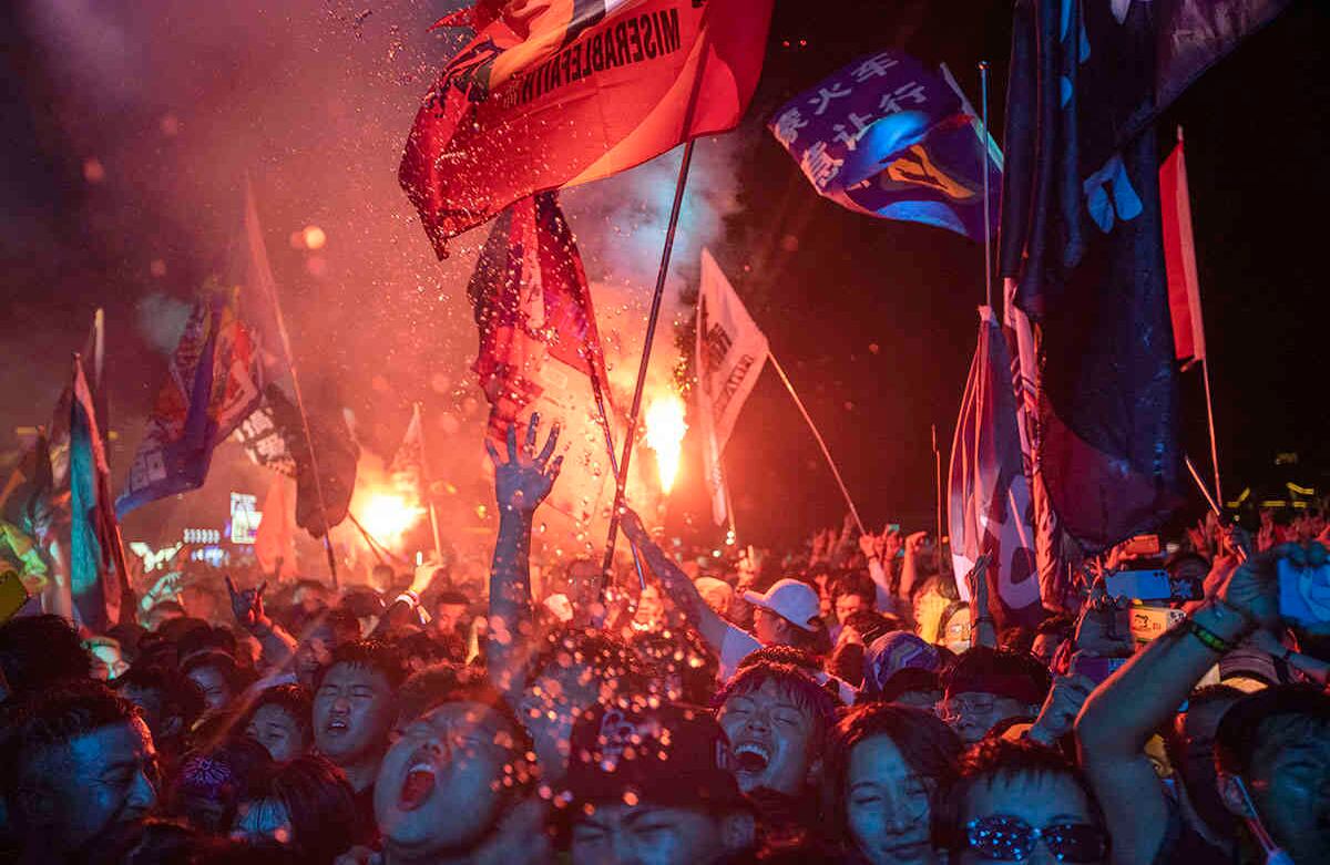 Una multitud se divierte durante la temporada musical Hello Chongli-Thaiwoo Midi que se celebró en Chongli, provincia de Hebei, en el norte de China, este 16 de agosto. Los eventos a gran escala están regresando y China ha contenido el brote de coronavirus, la mayoría de los casos nuevos se registran en viajeros que llegan desde el extranjero. Foto: Ng Han Guan / AP  