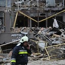 Los rescatistas ucranianos trabajan fuera de un edificio residencial dañado alcanzado por misiles rusos en Kyiv el 26 de junio de 2022, en medio de la invasión rusa de Ucrania. - “La cumbre del G7 debe responder con más sanciones contra Rusia y más armas pesadas para Ucrania”, instó el 26 de junio de 2022 Dmytro Kouleba, jefe de la diplomacia ucraniana, en Twitter, llamando a “derrotar al imperialismo ruso enfermo”. (Foto de Serguéi SUPINSKY / AFP)