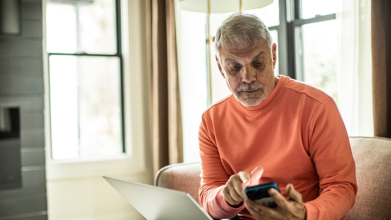 Se puede establecer un presupuesto ya sea para invertir o ahorrar.