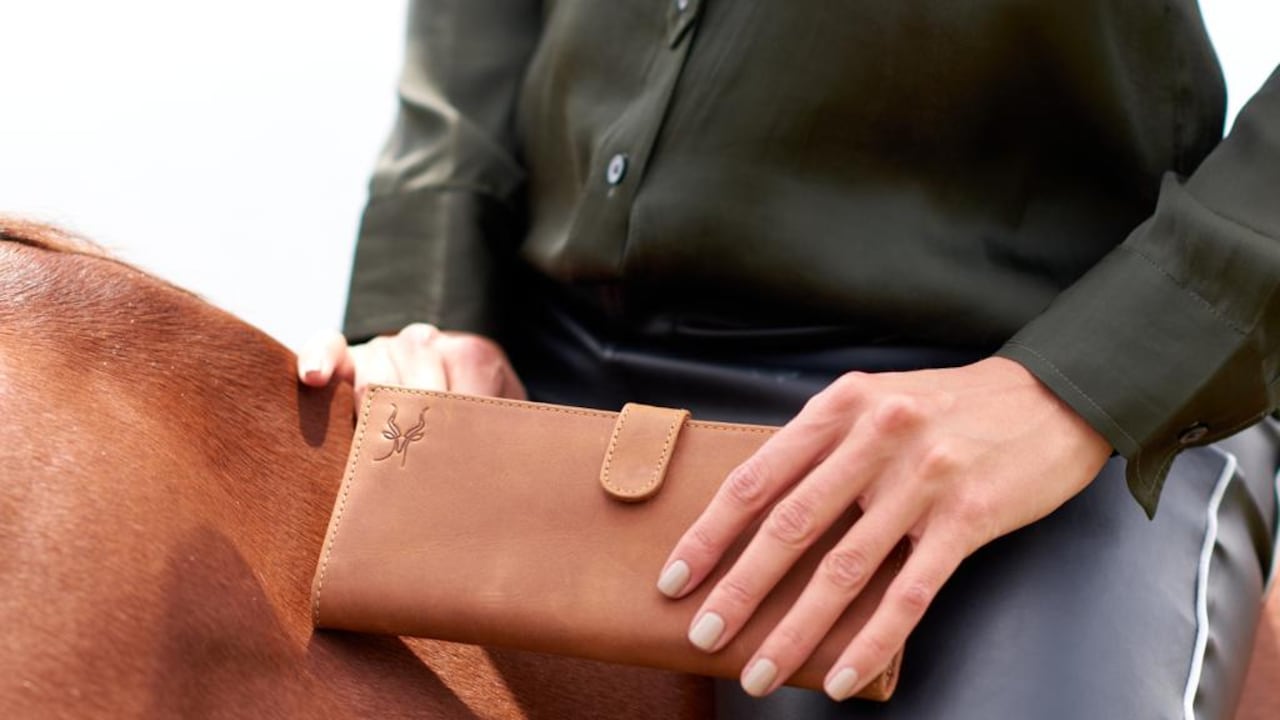 La simpleza y elegancia son parte del estilo que refleja La Mhara a través de productos atemporales como bolsos, billeteras y accesorios.