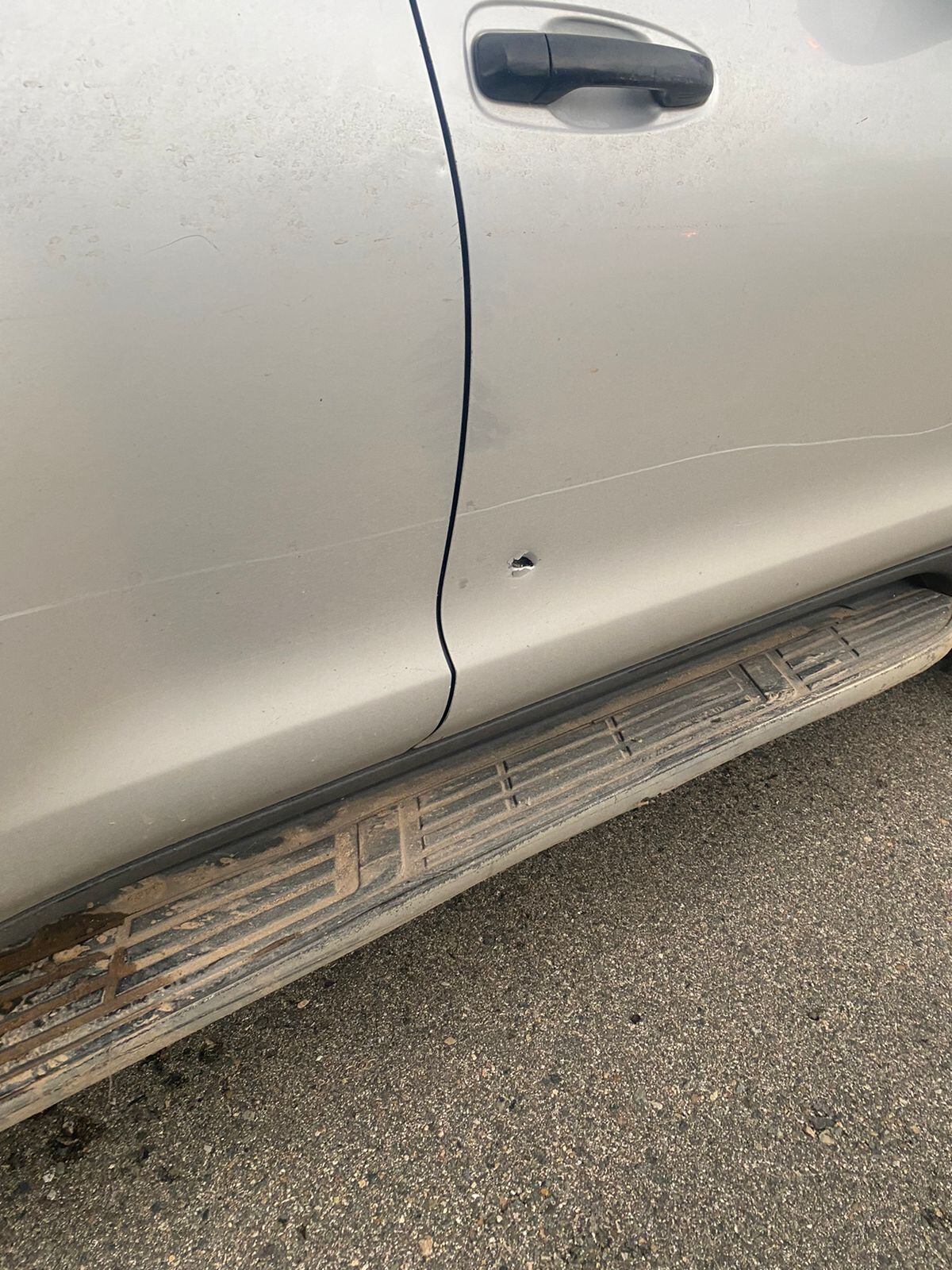 Camioneta con impactos de bala.