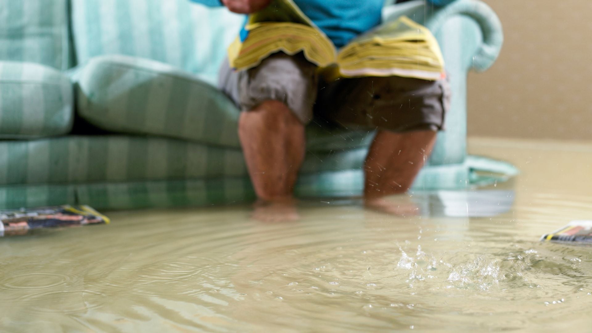 Hombre con la casa inundadaHombre con la casa inundada. .