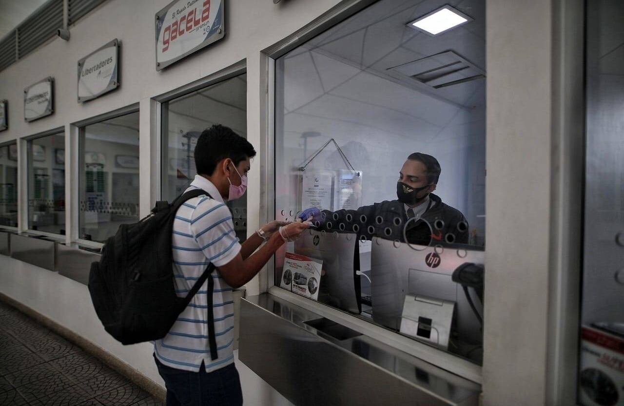 Venezolano comprando un tiquete para abordar el bus que lo sacará de Bogotá. Foto: Esteban Vega/SEMANA