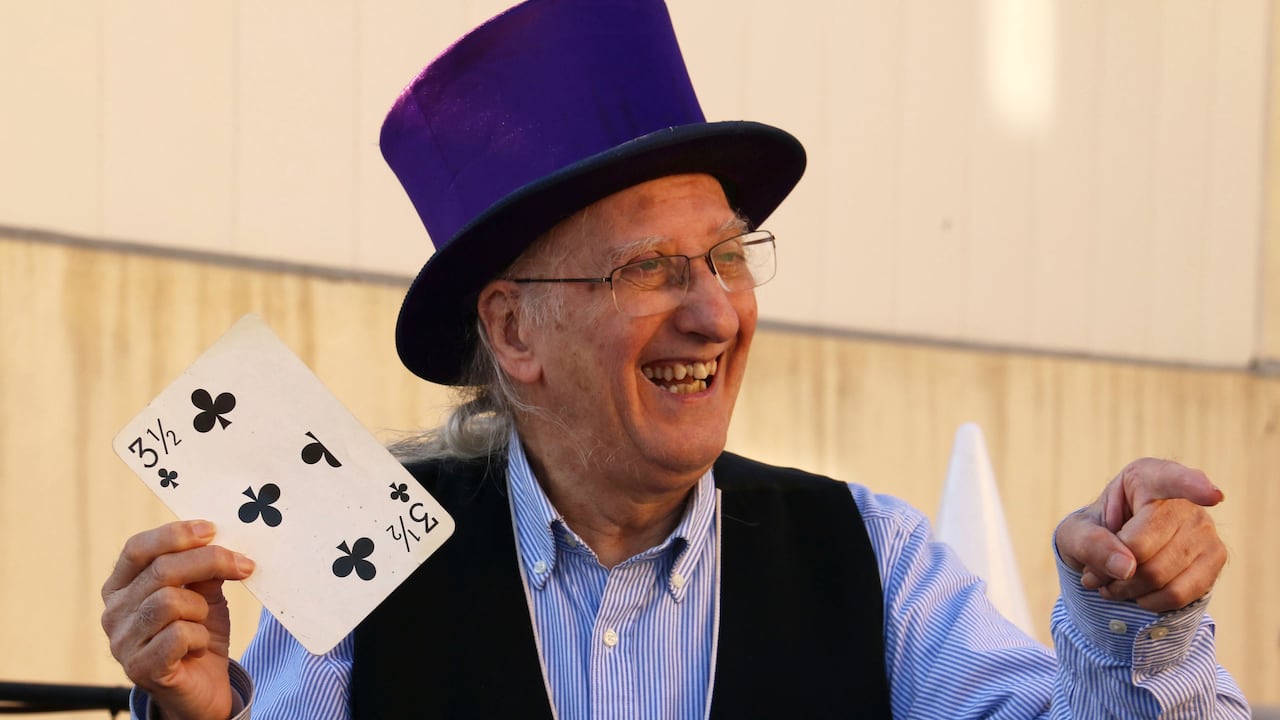 Juan Tamariz con sus cartas de magia.