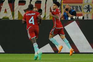 El delantero colombiano Luis Díaz celebra marcar el gol inicial con sus compañeros durante el partido amistoso de fútbol internacional entre Alemania y Colombia el 20 de junio de 2023.