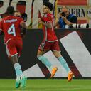 El delantero colombiano Luis Díaz celebra marcar el gol inicial con sus compañeros durante el partido amistoso de fútbol internacional entre Alemania y Colombia el 20 de junio de 2023.