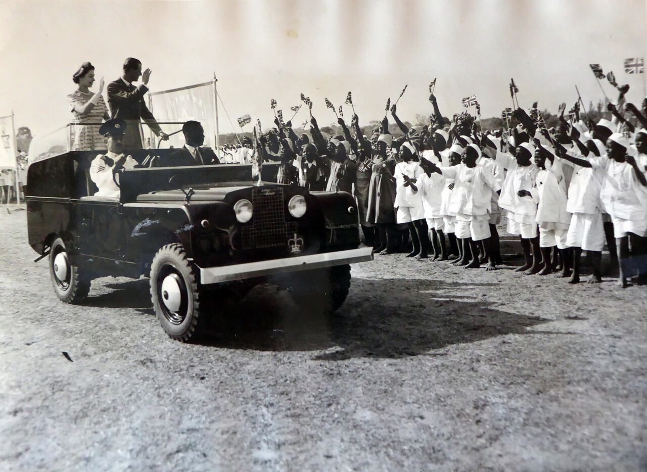 Land Rover también era la marca que usaba la pareja real en sus viajes por el mundo. Así sucedió en Nigeria, en 1956.
