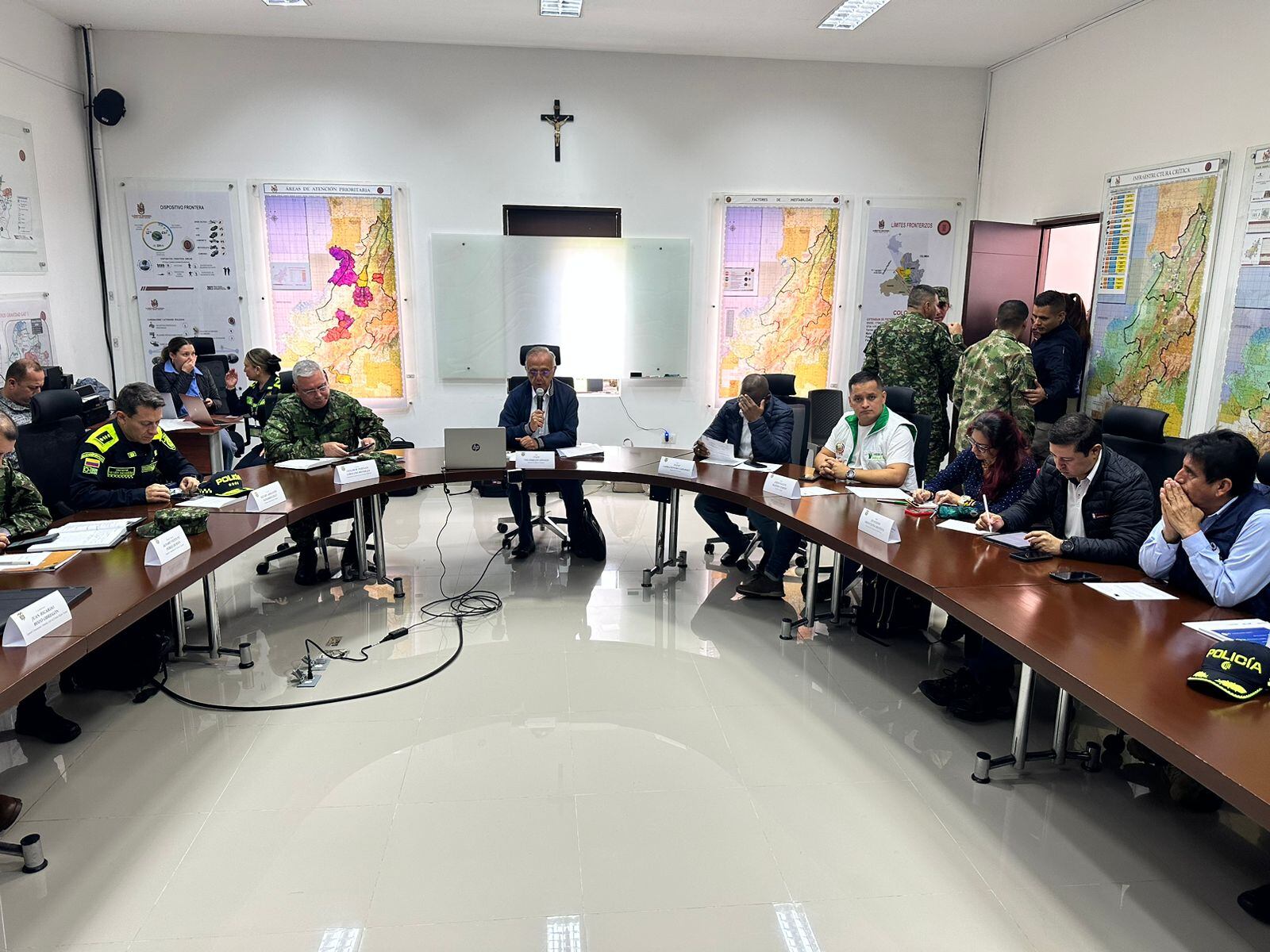 En el consejo de seguridad estuvo presente el gobernador del Cauca, Elías Larrahondo, quien aparece sentado junto al ministro de Defensa.