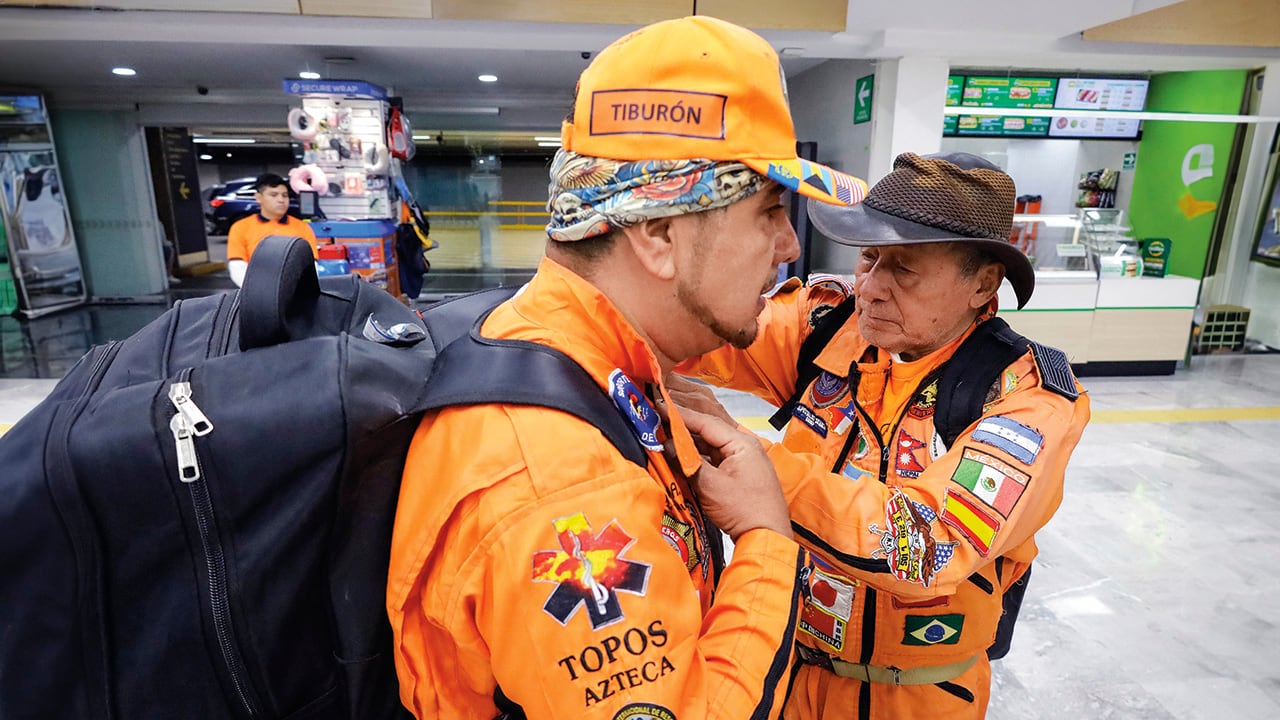 El equipo de rescate mexicano, conocido como los Topos, llegó a Colombia.