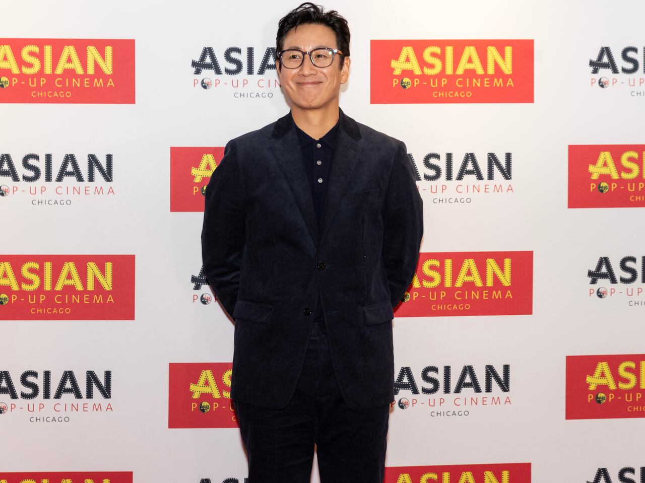 Graduado de la prestigiosa Universidad Nacional de las Artes de Corea, debutó como actor en la comedia de televisión "Amantes", en 2001.