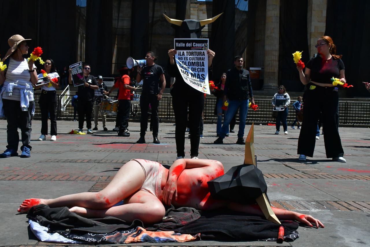 Antitaurinos realizaron performance en la Plaza de Bolívar para promover el proyecto de ley que busca prohibir las corridas de toros.