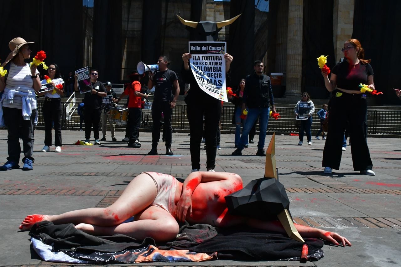 Antitaurinos realizaron performance en la Plaza de Bolívar para promover el proyecto de ley que busca prohibir las corridas de toros.