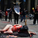 Antitaurinos realizaron performance en la Plaza de Bolívar para promover el proyecto de ley que busca prohibir las corridas de toros.