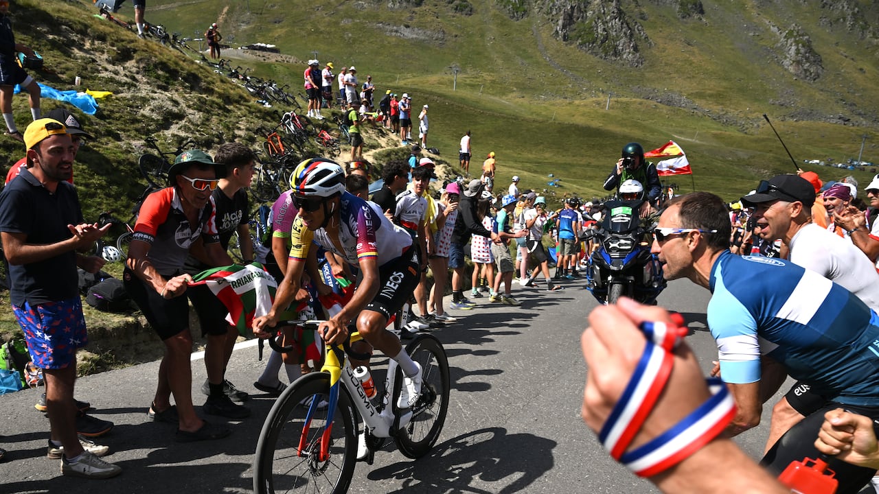 Egan Bernal en un ascenso del Tour de Francia 2026